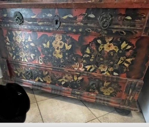 Una cassapanca tirolese - una,